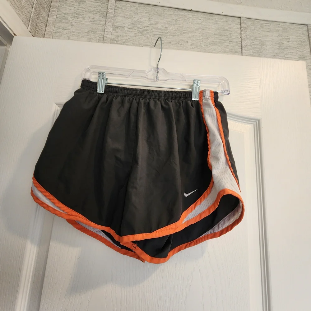 Nike Women's Athletic Shorts in Black and Orange Size M Euc